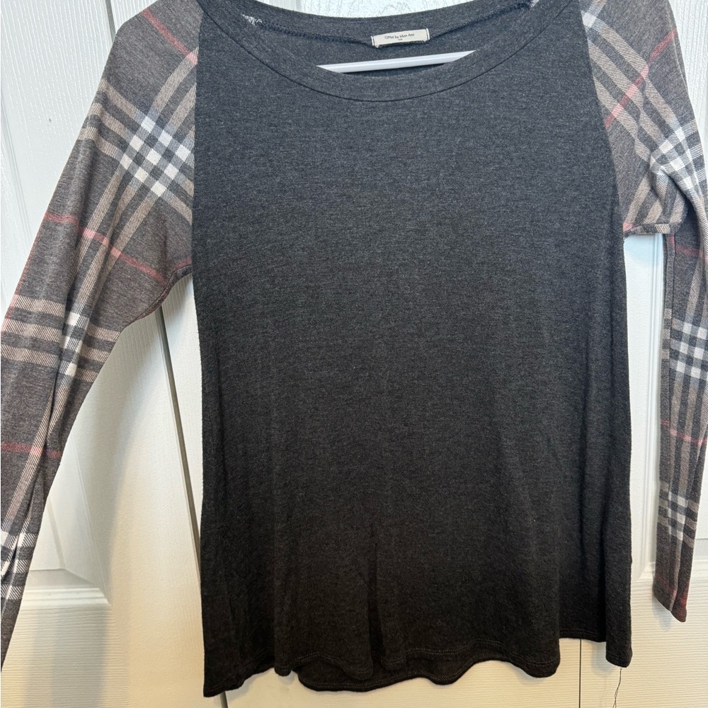 Plaid Sleeve Gray Top